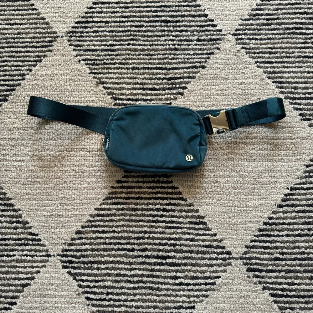 Lululemon Everywhere Belt Bag green jasper/gold in velour 1L - Picture 1 of 12
